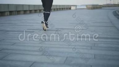 雄慢跑者在路堤上的肌肉腿。